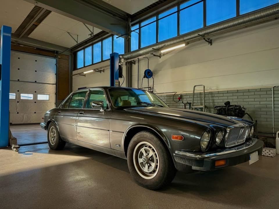 Bilservice & reparation  på en klassisk jaguar hos e.k auto service landskrona AB